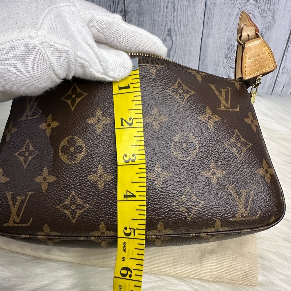 LOUIS VUITTON pochette accesory bag in monogram - Picture 13 of 17
